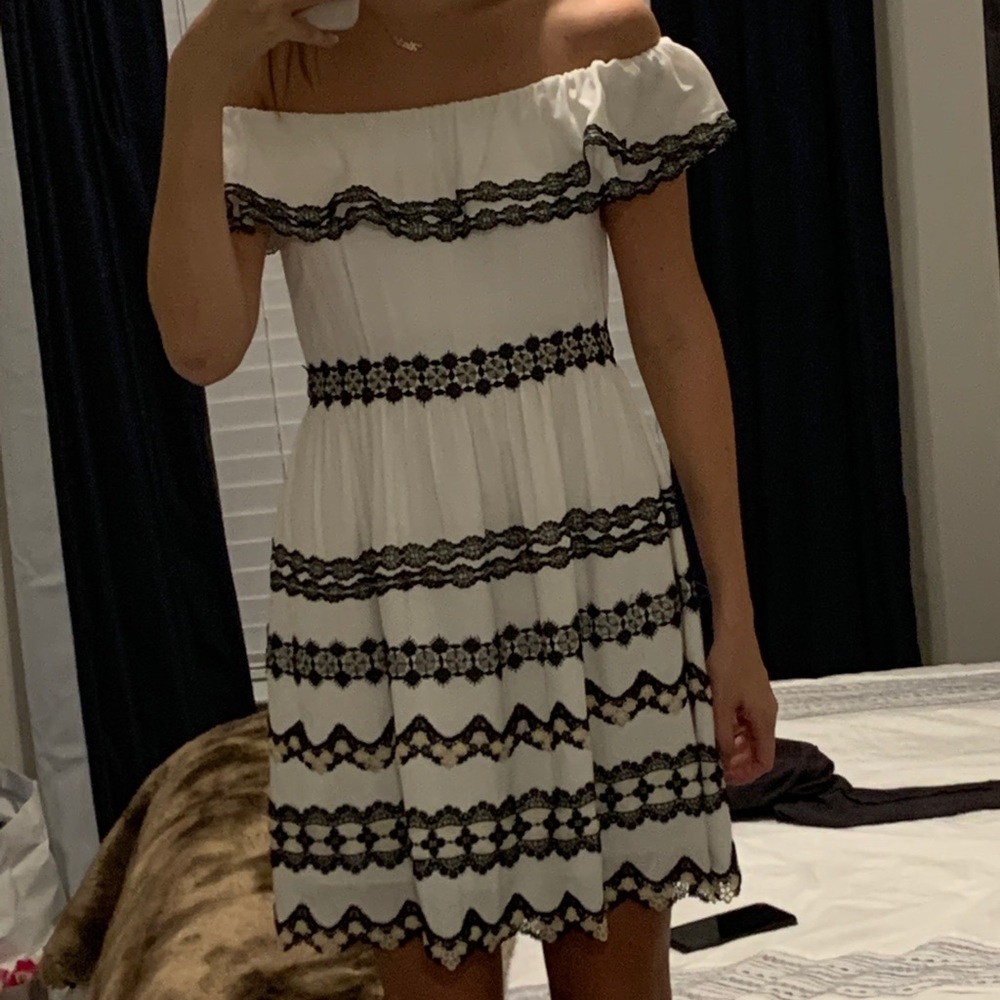 Alice + Olivia black and white lace dress Size 6